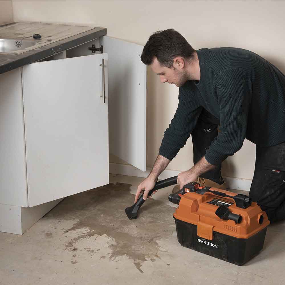 Bezprzewodowy odkurzacz do warsztatu z akumulatorem litowo-jonowym Evolution 18 V EXT Li-Ion R11VAC-Li z funkcją odkurzania na mokro i sucho